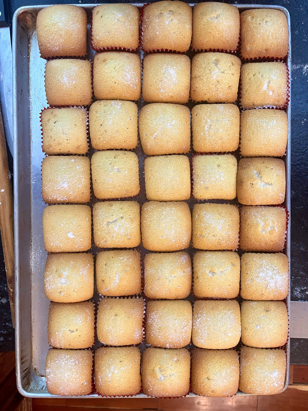 🎂 Pastel para 40 personas estilo 8bit – Mantecadas con mantequilla y diseño personalizado