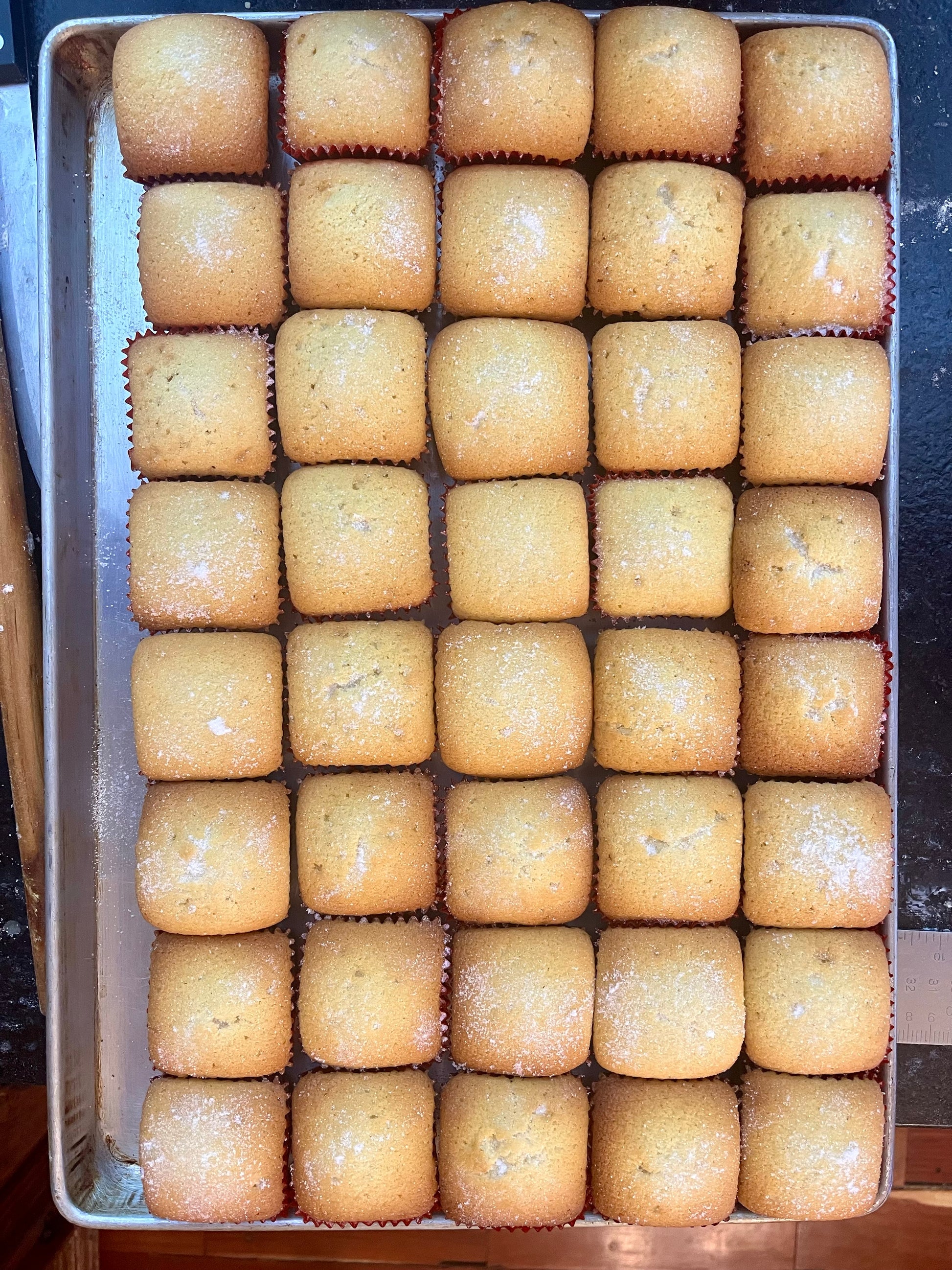 🎂 Pastel para 40 personas estilo 8bit – Mantecadas con mantequilla y diseño personalizado